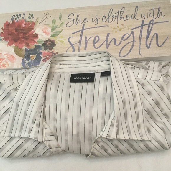 Avenue Wrap Style Top - Picture 1 of 8